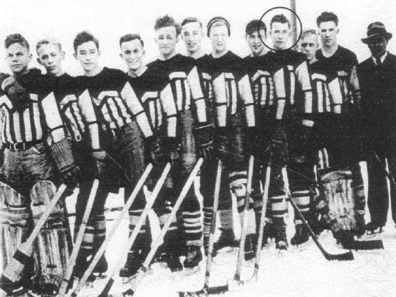CLICK HERE FOR A CLOSEUP OF THE HOCKEY TEAM